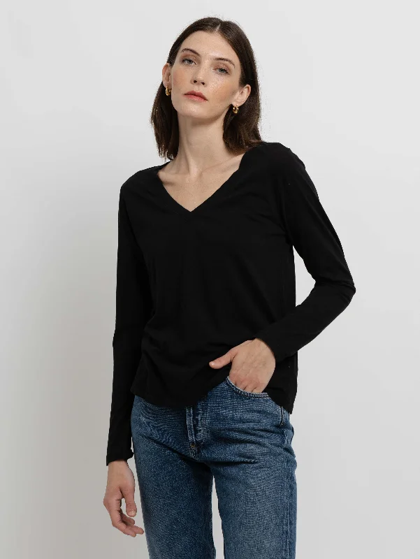 Bridget V-Neck T-Shirt - Black Seamless Knitted Crochet