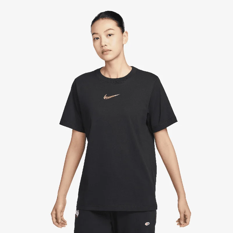 NIKE | WMN'S LOOSE SHORT-SLEEVE GRAPHIC T-SHIRT { BLACK Beaded Sequined Faux Fur